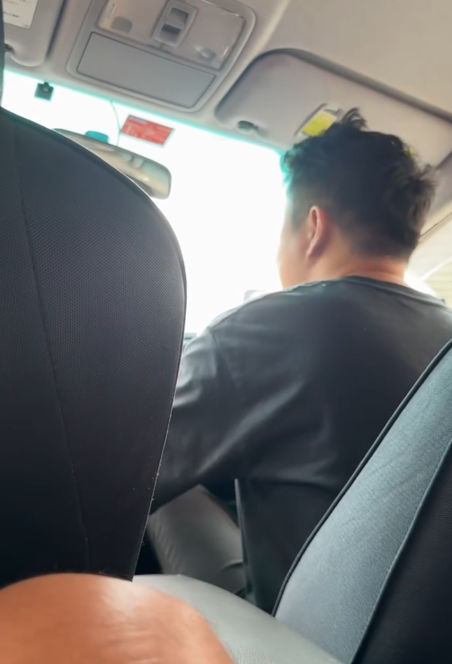 事主預約「高德打車」私家車服務由荃灣海濱花園往沙咀道,平台顯示司機接過371張單,獲評4.5星,上車後發現司機只懂說普通話及不熟荃灣路段,行車緩慢且多次錯線。(Threads)