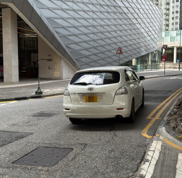 事主預約「高德打車」私家車服務由荃灣海濱花園往沙咀道,平台顯示司機接過371張單,獲評4.5星,上車後發現司機只懂說普通話及不熟荃灣路段,行車緩慢且多次錯線。(Threads)