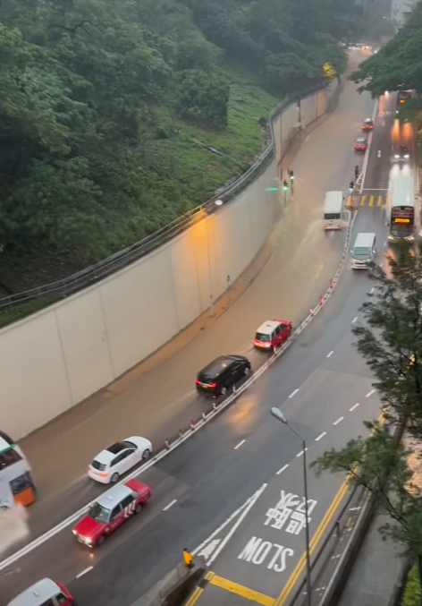 楊柳颱風│黑雨下薄扶林道出現水浸。(西環變幻時FB)