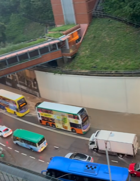 楊柳颱風│黑雨下薄扶林道出現水浸。(西環變幻時FB)