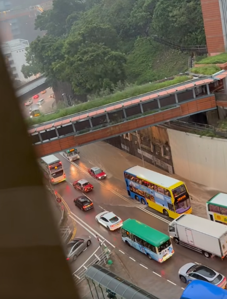 楊柳颱風│黑雨下薄扶林道出現水浸。(西環變幻時FB)