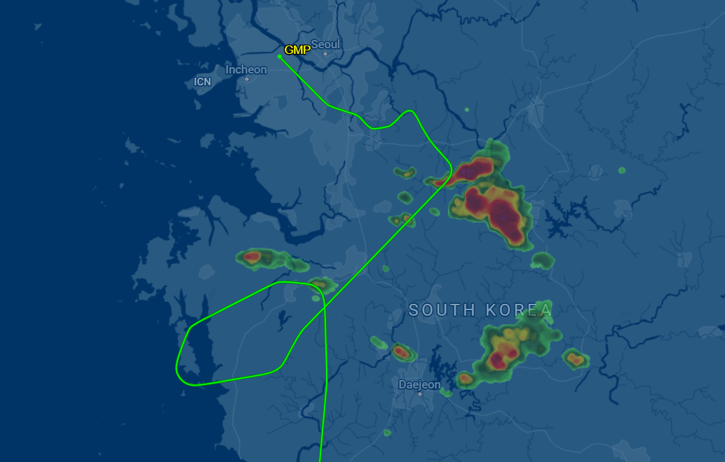 這架由吉隆坡飛往首爾仁川機場的亞航D7506航班,原定周三晚上7時50分抵達,降落時機長廣播宣布已經抵達仁川機場,不料乘客拿取行李準備落機,發現窗外景色不對勁,原來他們正身處金浦機場。(flightaware)