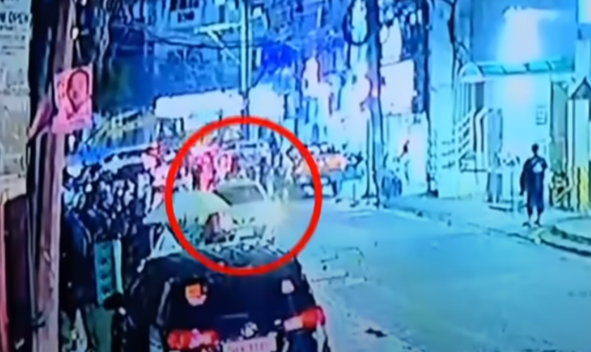 菲律賓首都馬尼拉市中心遊客區發生槍擊案,兩名日本遊客遭到不明人士槍殺,槍手坐一輛另一人駕駛的電單車逃去。(影片截圖)