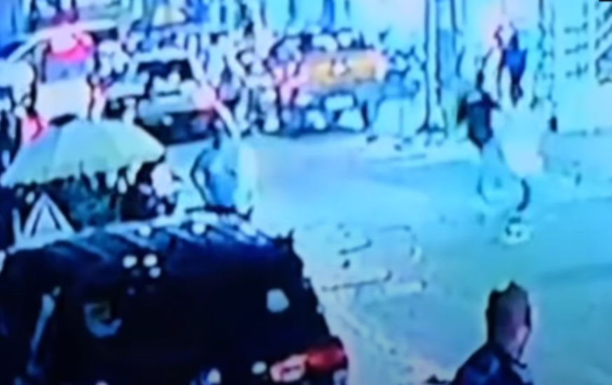 菲律賓首都馬尼拉市中心遊客區發生槍擊案,兩名日本遊客遭到不明人士槍殺,槍手坐一輛另一人駕駛的電單車逃去。(影片截圖)