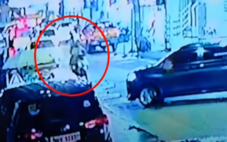 菲律賓首都馬尼拉市中心遊客區發生槍擊案,兩名日本遊客遭到不明人士槍殺,槍手坐一輛另一人駕駛的電單車逃去。(影片截圖)