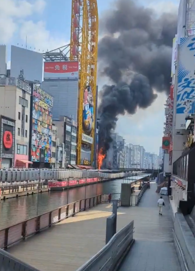 日本大阪道頓堀Donki旁一座7層建築物發生火警(X)