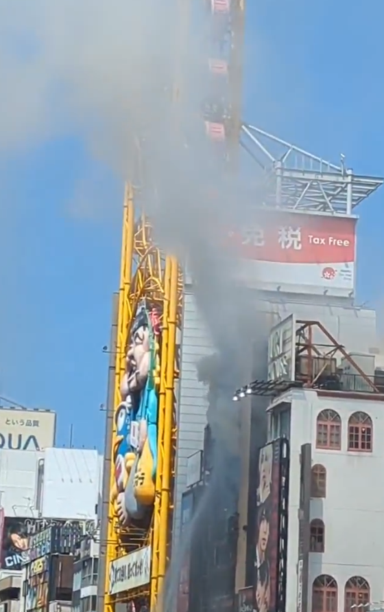 日本大阪道頓堀Donki旁一座7層建築物發生火警(X)