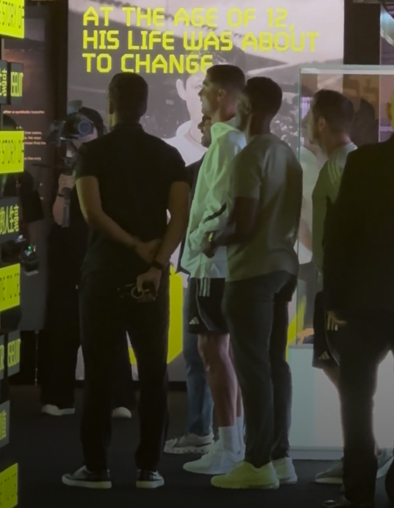 沙特超級盃|C朗前往K11的CR7 Life Museum Hong Kong展館參觀,門外站滿粉絲。(大會提供)