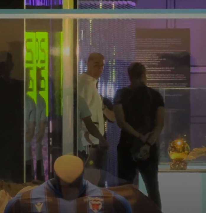 沙特超級盃|C朗前往K11的CR7 Life Museum Hong Kong展館參觀,門外站滿粉絲。(大會提供)