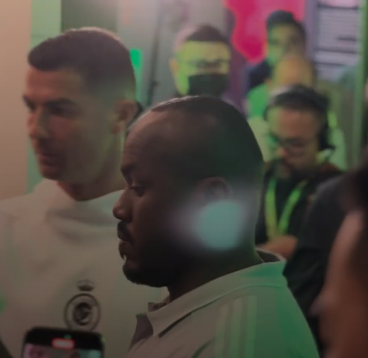 沙特超級盃|C朗前往K11的CR7 Life Museum Hong Kong展館參觀,門外站滿粉絲。(大會提供)