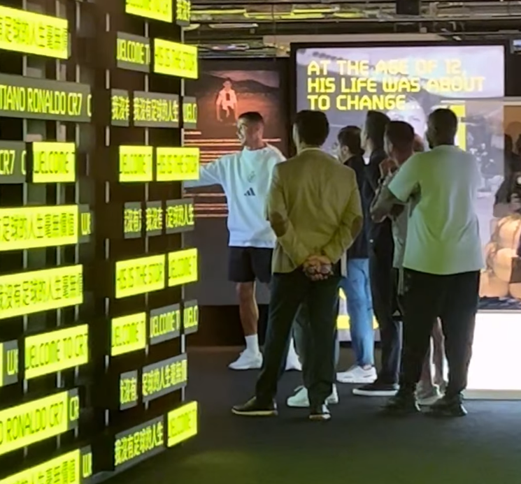 沙特超級盃|C朗前往K11的CR7 Life Museum Hong Kong展館參觀,門外站滿粉絲。(大會提供)