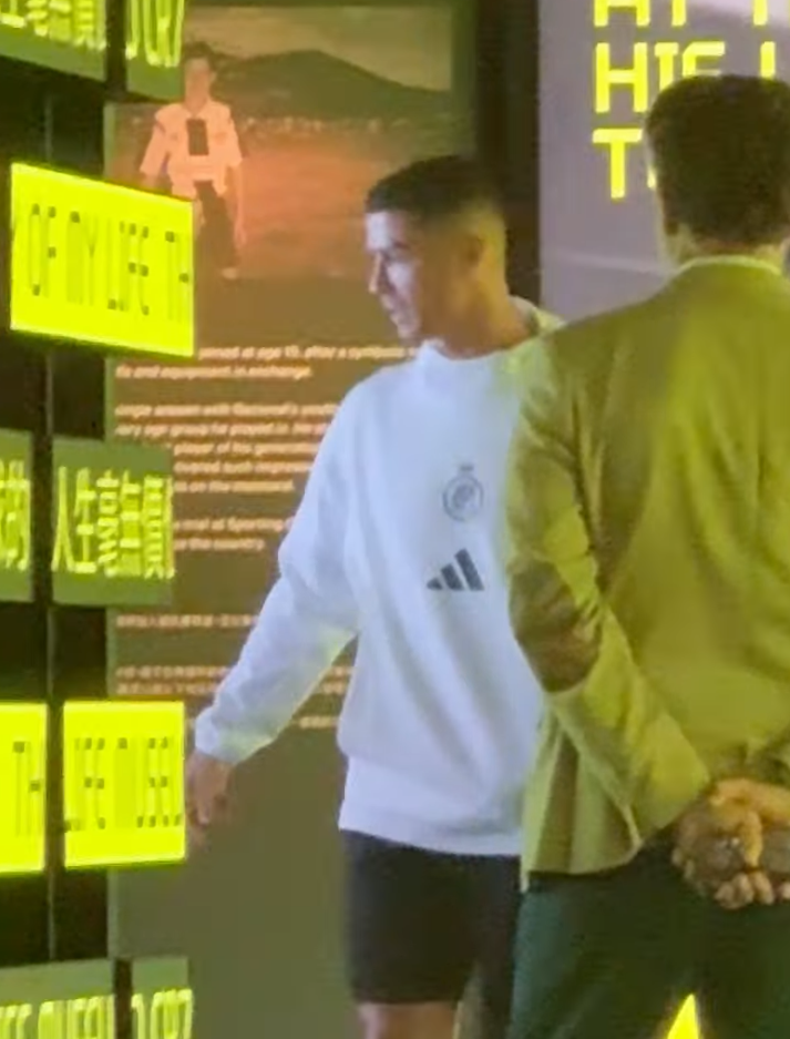沙特超級盃|C朗前往K11的CR7 Life Museum Hong Kong展館參觀,門外站滿粉絲。(大會提供)
