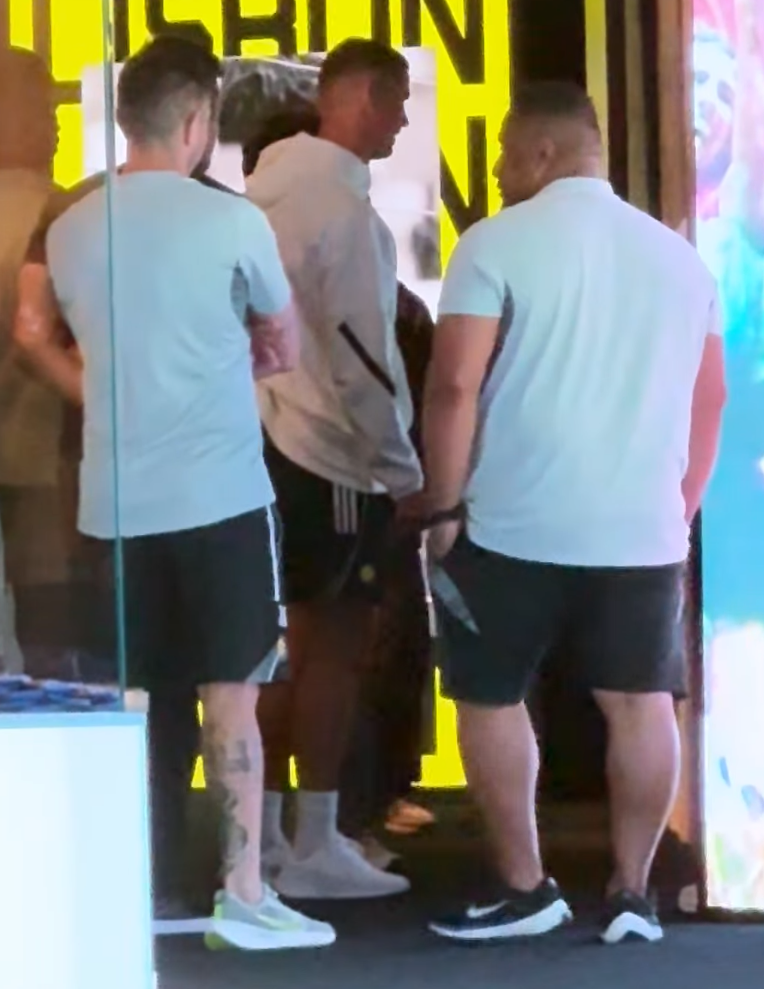 沙特超級盃|C朗前往K11的CR7 Life Museum Hong Kong展館參觀,門外站滿粉絲。(大會提供)