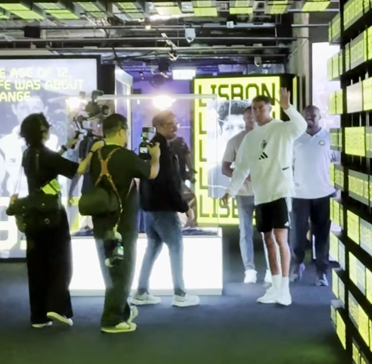 沙特超級盃|C朗前往K11的CR7 Life Museum Hong Kong展館參觀,門外站滿粉絲。(大會提供)