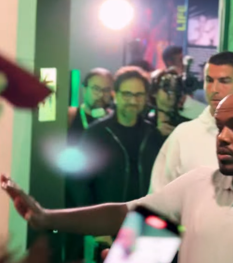 沙特超級盃|C朗前往K11的CR7 Life Museum Hong Kong展館參觀,門外站滿粉絲。(大會提供)