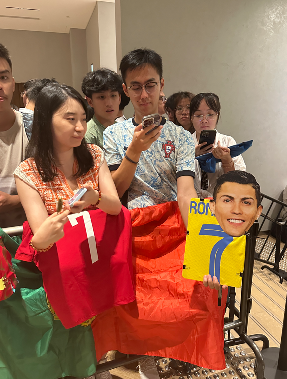 沙特超級盃|C朗前往K11的CR7 Life Museum Hong Kong展館參觀,門外站滿粉絲。(大會提供)