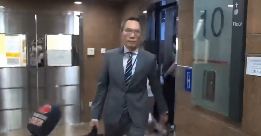 政府採購飲用水事件,物流署署長陳嘉信上班時未有回應提問。(有線新聞畫面)