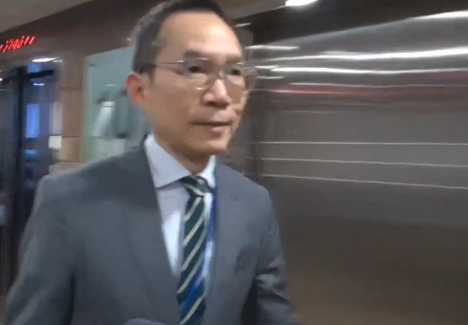 政府採購飲用水事件,物流署署長陳嘉信上班時未有回應提問。(有線新聞畫面)