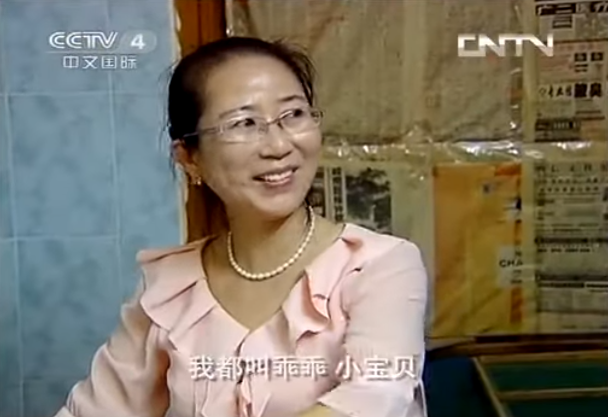 根據法院公告,這批鱷魚原屬於中山百草園農業科技有限公司,所有人為廣東知名的鱷魚產業商人胡誠禮。胡誠禮有「中國第一位女性馴鱷師」、「鱷魚女神」等稱號,但自2020年起已被列入失信被執行人名單。此次拍賣起因為胡誠禮拖欠修建鱷魚池的工程款項。