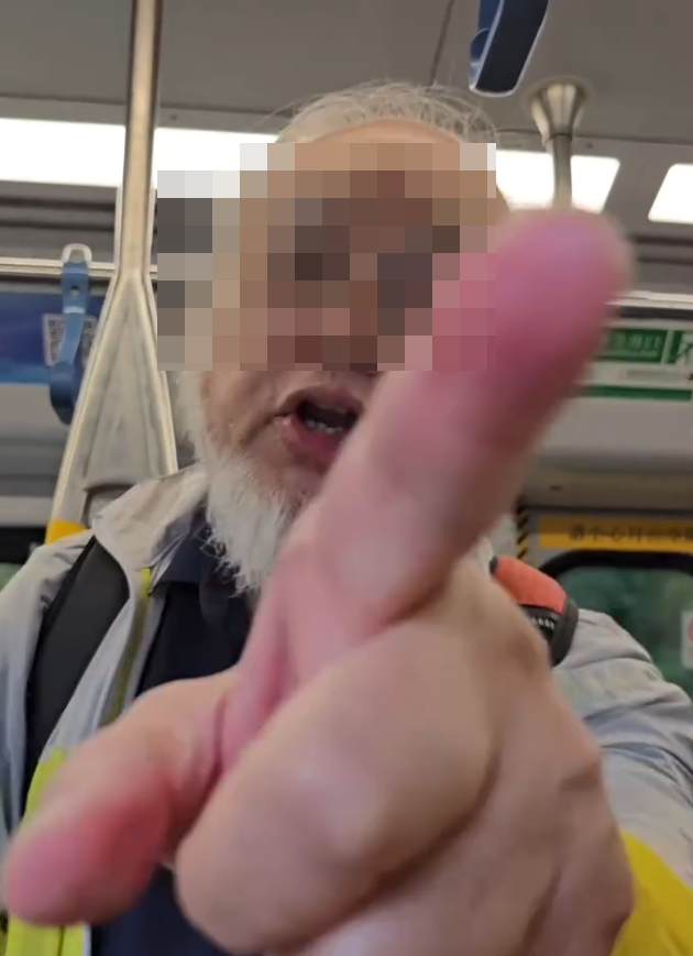 一名貌似藝人盧海鵬的長者,在港鐵逼一名懷孕婦人讓座,女事主發文怒斥對方,指當時隔離已有人讓位,對面亦有空位,但A貨「盧海鵬」仍堅拒就坐(社交平台Threads)