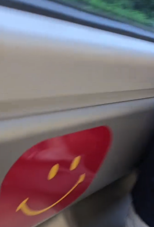 一名貌似藝人盧海鵬的長者,在港鐵逼一名懷孕婦人讓座,女事主發文怒斥對方,指當時隔離已有人讓位,對面亦有空位,但A貨「盧海鵬」仍堅拒就坐(社交平台Threads)