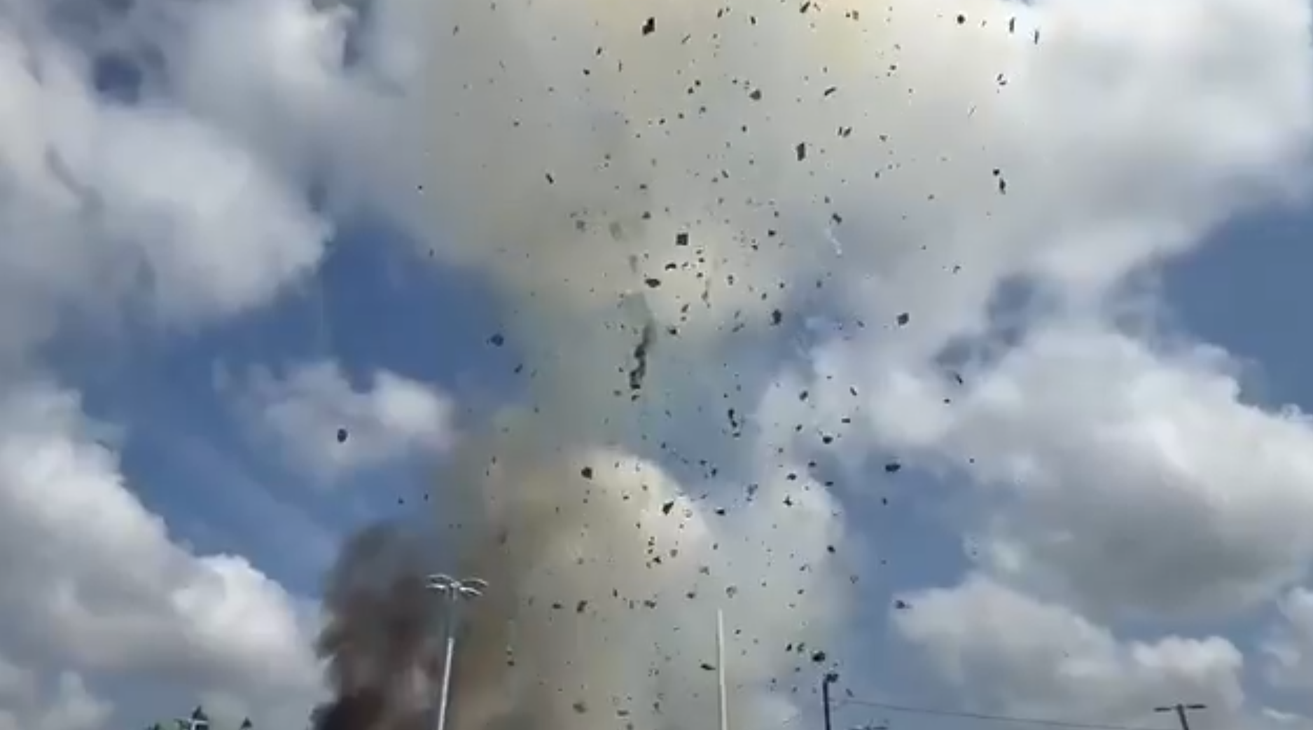 汽車撞上煤氣管道20分鐘後就發生劇烈爆炸(X/@MatthewHWx)