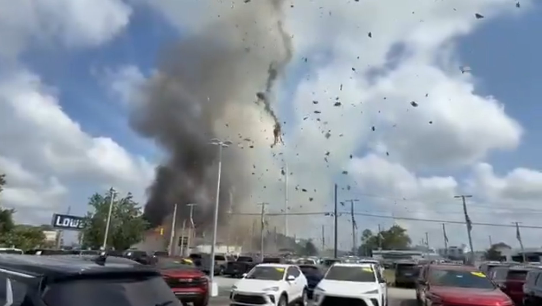 汽車撞上煤氣管道20分鐘後就發生劇烈爆炸(X/@MatthewHWx)