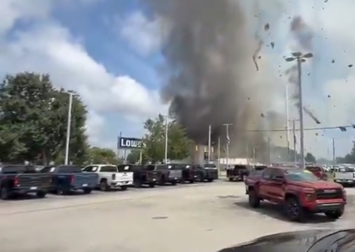 汽車撞上煤氣管道20分鐘後就發生劇烈爆炸(X/@MatthewHWx)