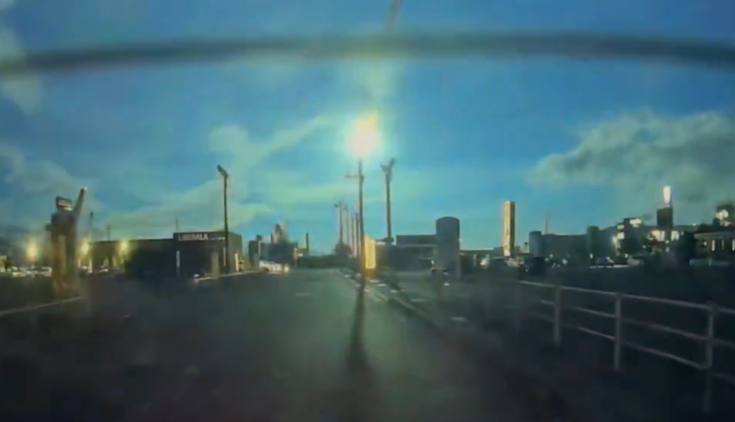 火流星爆發期間照亮整個天空。(影片截圖)