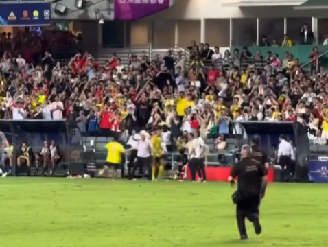 青年衝入球場時被艾納斯主帥勸走。(影片截圖)
