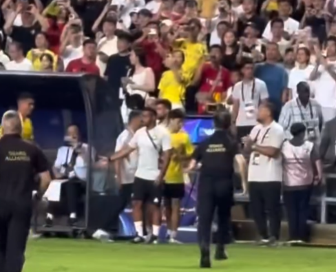 青年想等待C朗。(影片截圖)