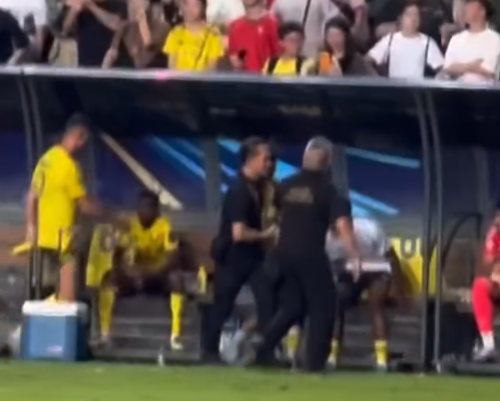 保安將青年捉住,C朗在後面與隊友擊掌。(影片截圖)