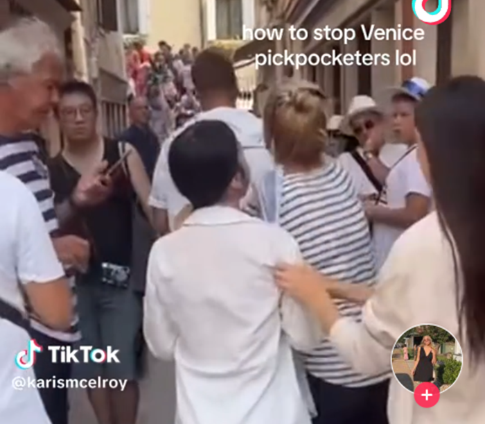 一名美國遊客在威尼斯被偷銀包,靠AirPods捉女賊,並抓緊後者馬尾等待警員到場。(互聯網)