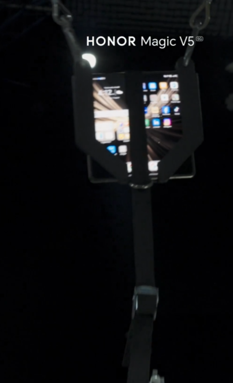 據HONOR Malaysia官方IG帳號公布資訊,品牌在8月1日於杜拜成功以HONOR Magic V5摺屏手機,藉鉸鏈結構吊起104kg重物。