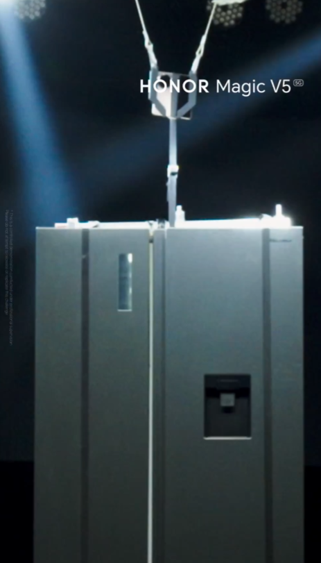 據HONOR Malaysia官方IG帳號公布資訊,品牌在8月1日於杜拜成功以HONOR Magic V5摺屏手機,藉鉸鏈結構吊起104kg重物。