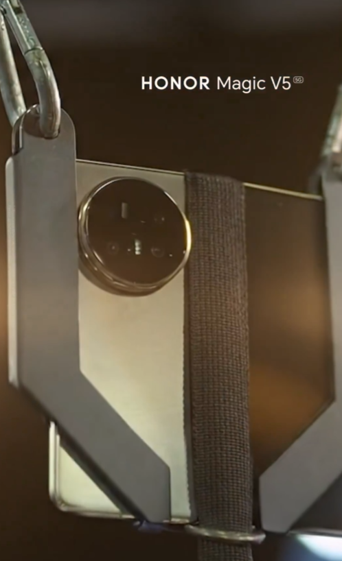 據HONOR Malaysia官方IG帳號公布資訊,品牌在8月1日於杜拜成功以HONOR Magic V5摺屏手機,藉鉸鏈結構吊起104kg重物。