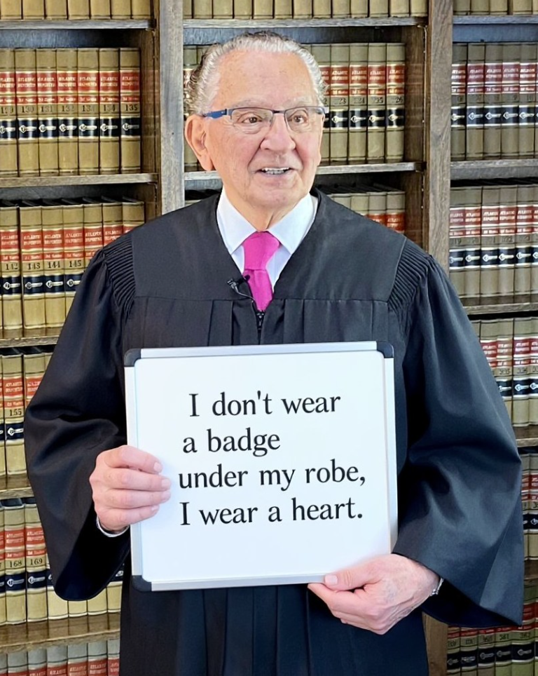 美國羅德島州普羅維登斯市法院的退休法官法蘭克·卡普里奧(Frank Caprio)/IG@therealfrankcaprio