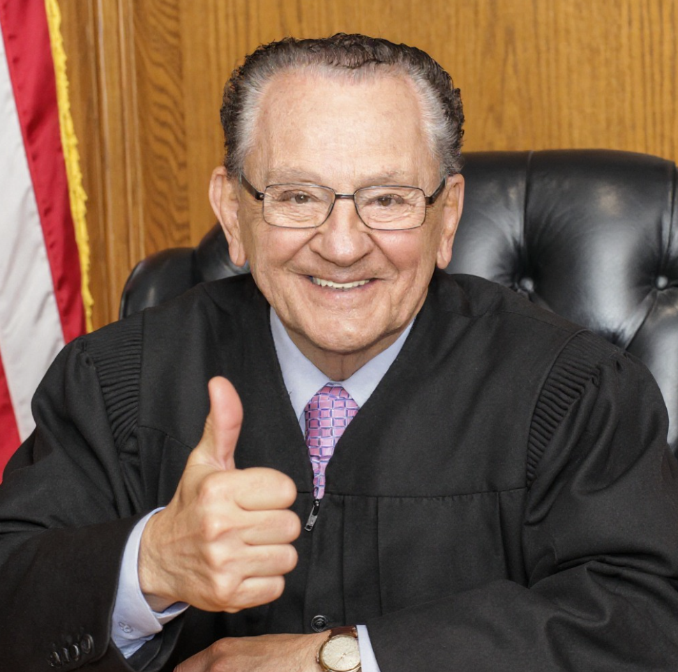 美國羅德島州普羅維登斯市法院的退休法官法蘭克·卡普里奧(Frank Caprio)/IG@therealfrankcaprio