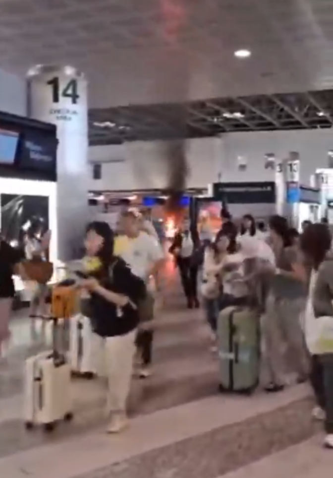 男子米蘭機場放火拿鐵鎚怒砸 旅客慌忙拖喼逃離 勇漢持滅火筒制服兇徒(有片)