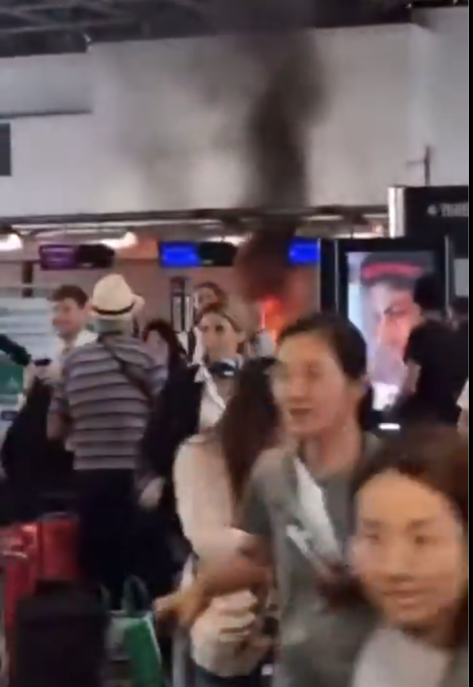 男子米蘭機場放火拿鐵鎚怒砸 旅客慌忙拖喼逃離 勇漢持滅火筒制服兇徒(有片)