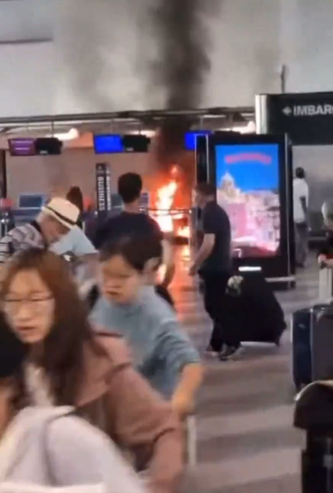 男子米蘭機場放火拿鐵鎚怒砸 旅客慌忙拖喼逃離 勇漢持滅火筒制服兇徒(有片)