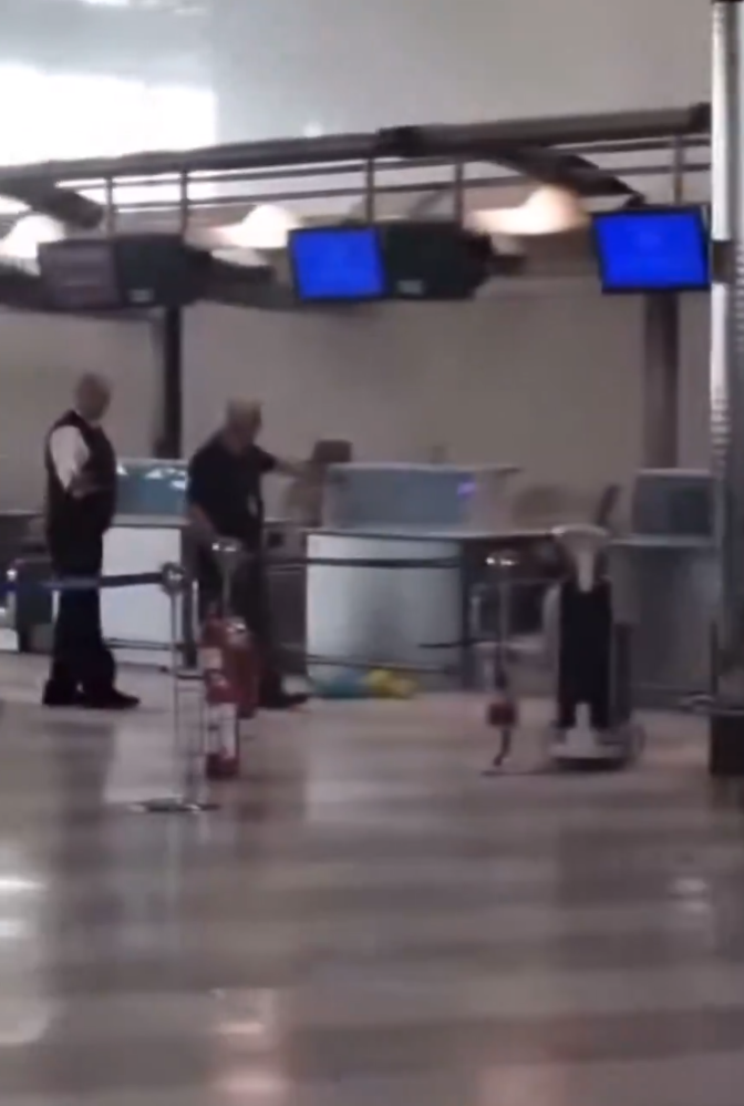 男子米蘭機場放火拿鐵鎚怒砸 旅客慌忙拖喼逃離 勇漢持滅火筒制服兇徒(有片)