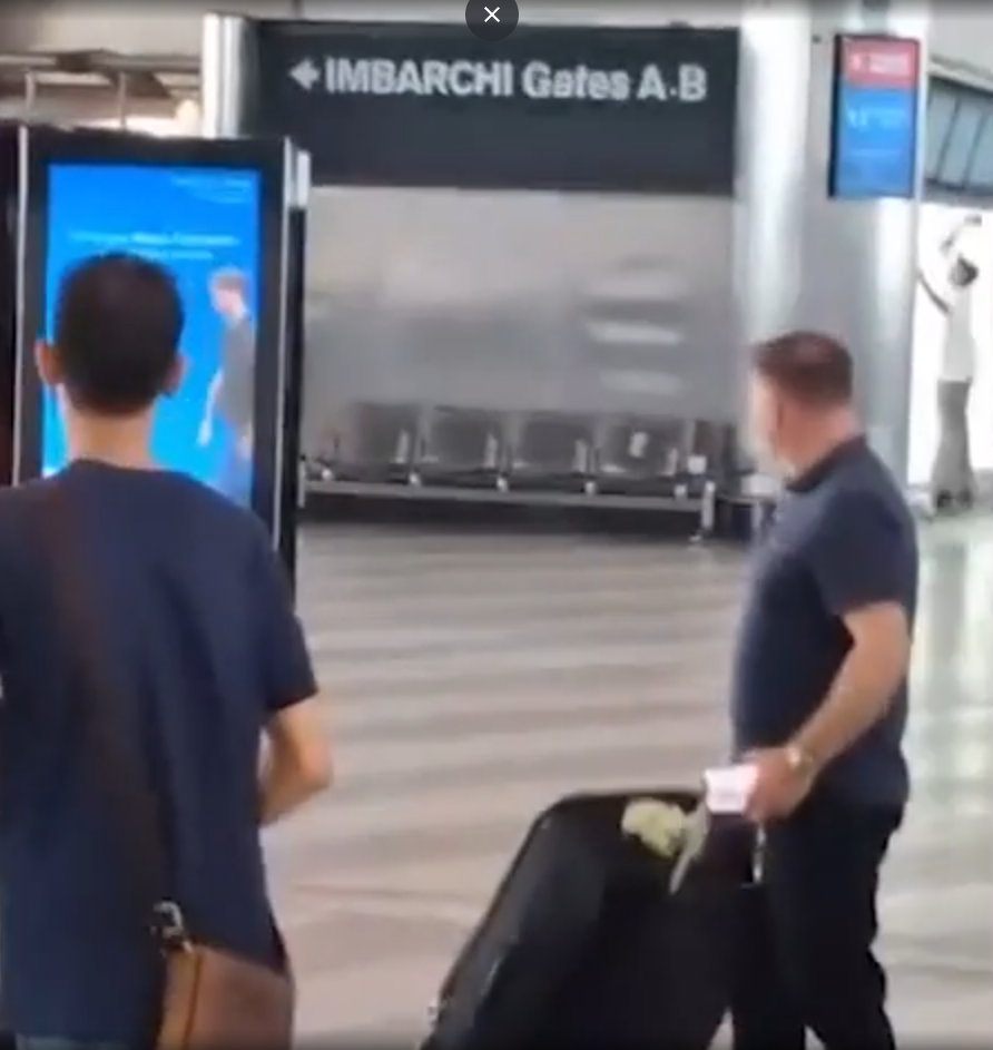 男子米蘭機場放火拿鐵鎚怒砸 旅客慌忙拖喼逃離 勇漢持滅火筒制服兇徒(有片)