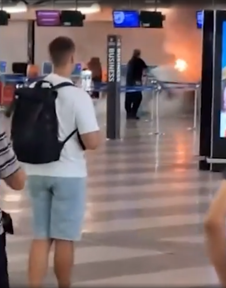 男子米蘭機場放火拿鐵鎚怒砸 旅客慌忙拖喼逃離 勇漢持滅火筒制服兇徒(有片)