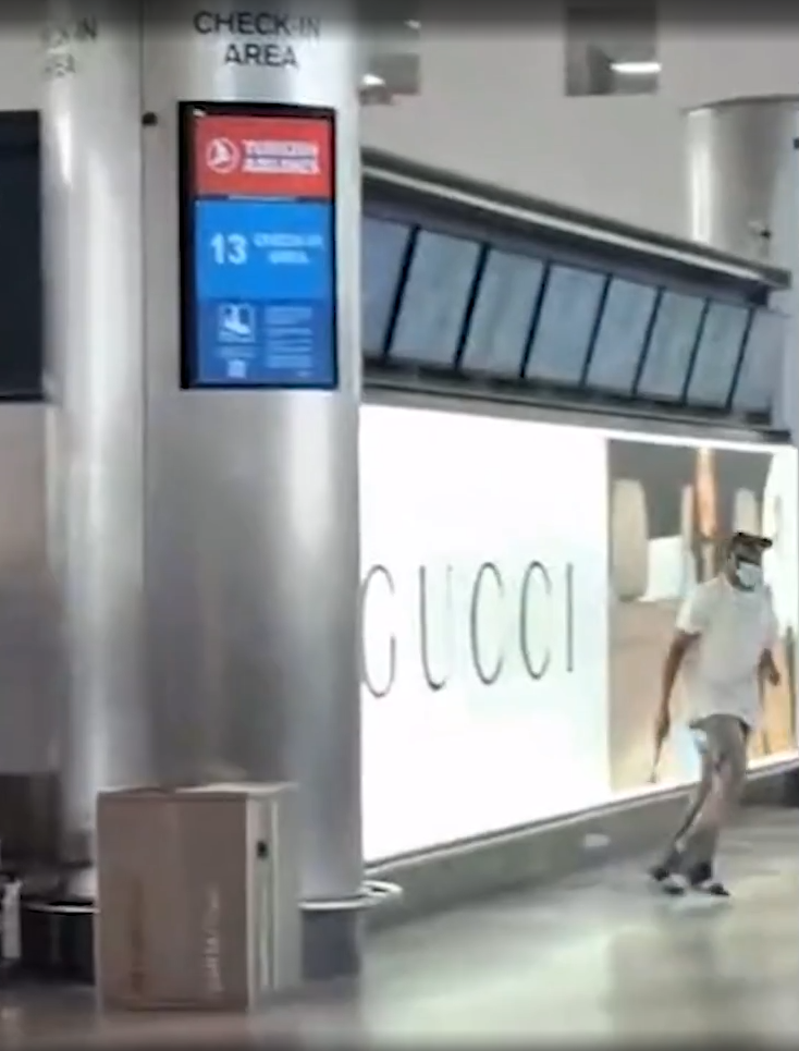 男子米蘭機場放火拿鐵鎚怒砸 旅客慌忙拖喼逃離 勇漢持滅火筒制服兇徒(有片)