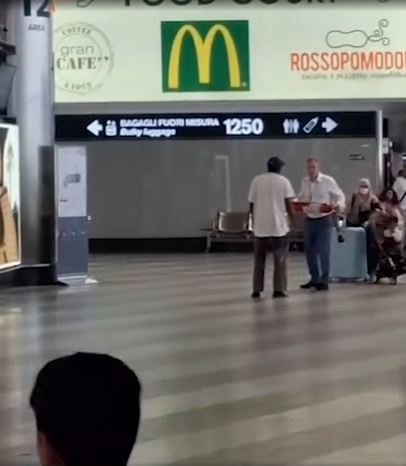 男子米蘭機場放火拿鐵鎚怒砸 旅客慌忙拖喼逃離 勇漢持滅火筒制服兇徒(有片)