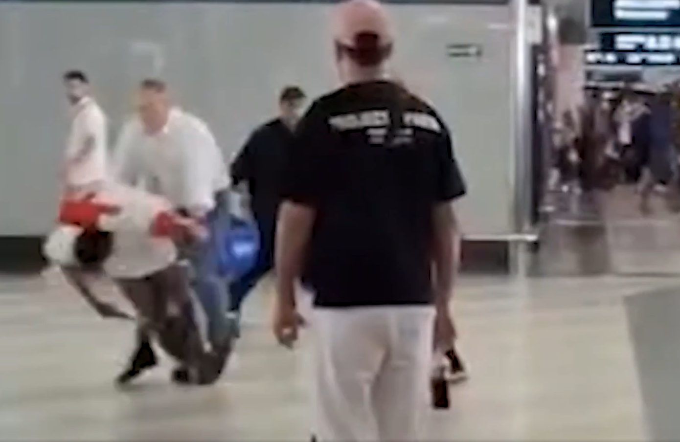 男子米蘭機場放火拿鐵鎚怒砸 旅客慌忙拖喼逃離 勇漢持滅火筒制服兇徒(有片)