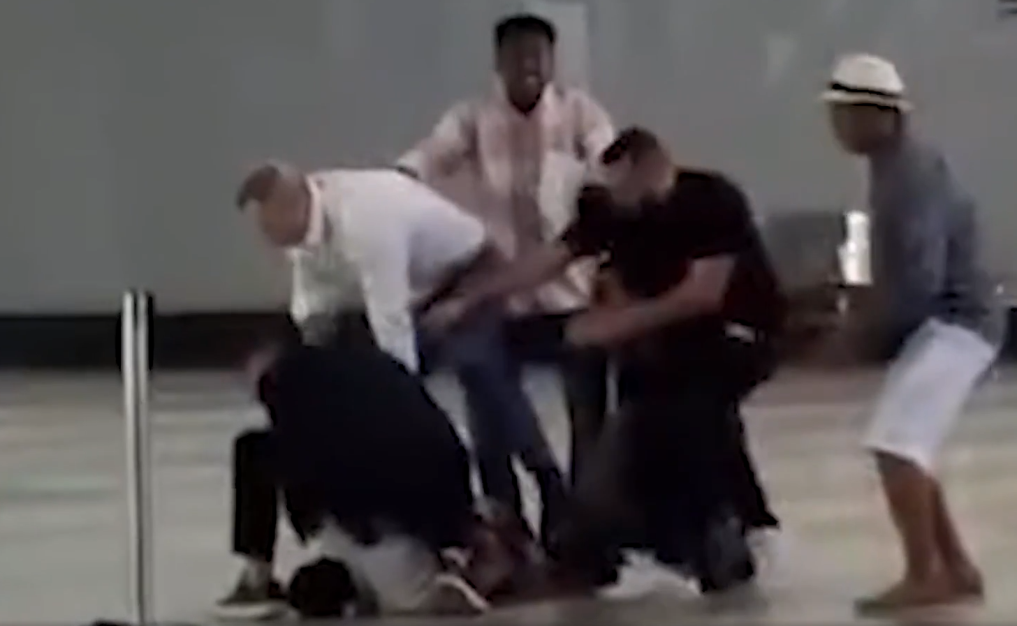 男子米蘭機場放火拿鐵鎚怒砸 旅客慌忙拖喼逃離 勇漢持滅火筒制服兇徒(有片)