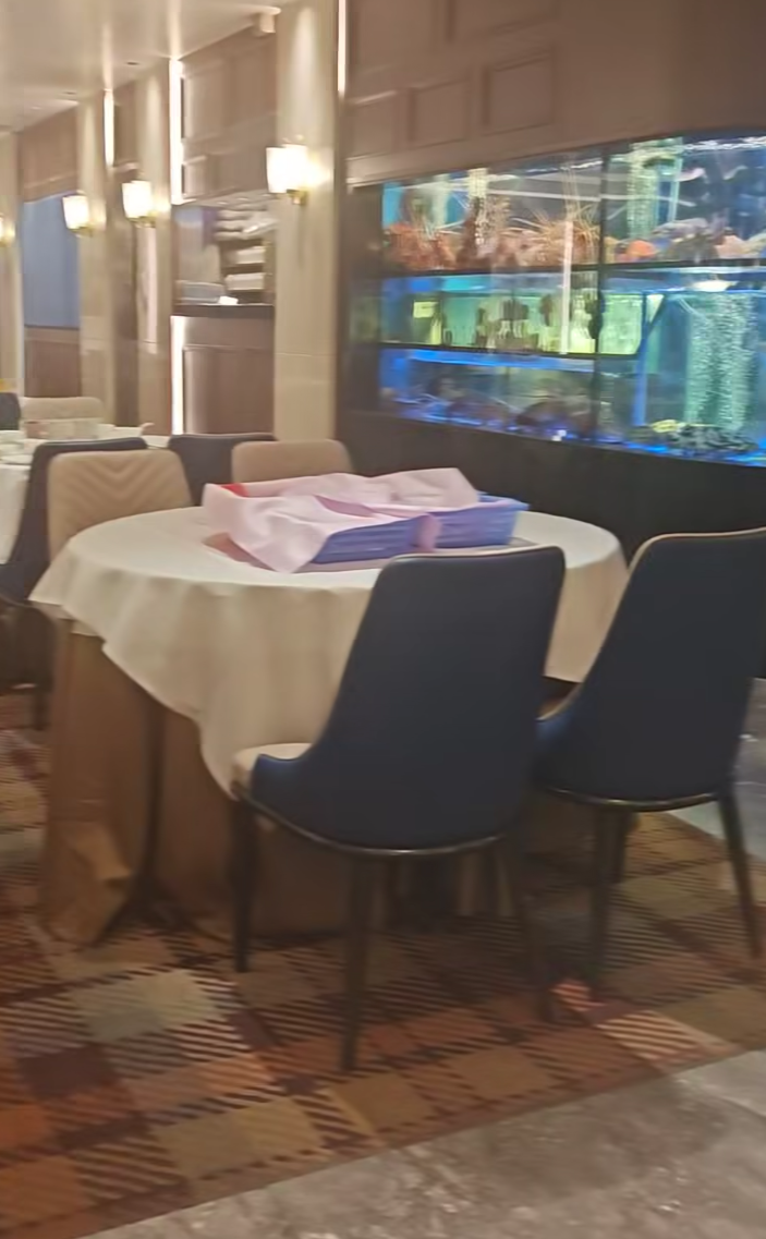 有網民周三於facebook群組「香港茶餐廳及美食關注組」發帖,分享自己晚市光顧一酒樓的冷清情況。