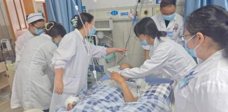 內地雲南省臨滄市一名78歲老翁,日前散步時遭一條長約2.2米的劇毒眼鏡王蛇咬傷,緊急求診,特別的是,家屬還不忘把這條毒蛇一起帶到醫院,嚇壞醫護,所幸老翁治療後撿回一命。